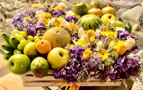 Princesa con frutas, diseño floral